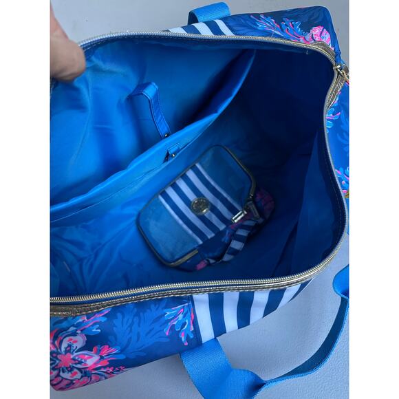 Lilly Pulitzer Overnight Duffle Weekender Bag For the Fans w/pouch new blue pink - Picture 12 of 12